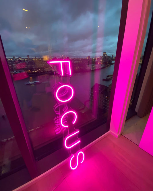 LED neon užrašas "FOCUS"