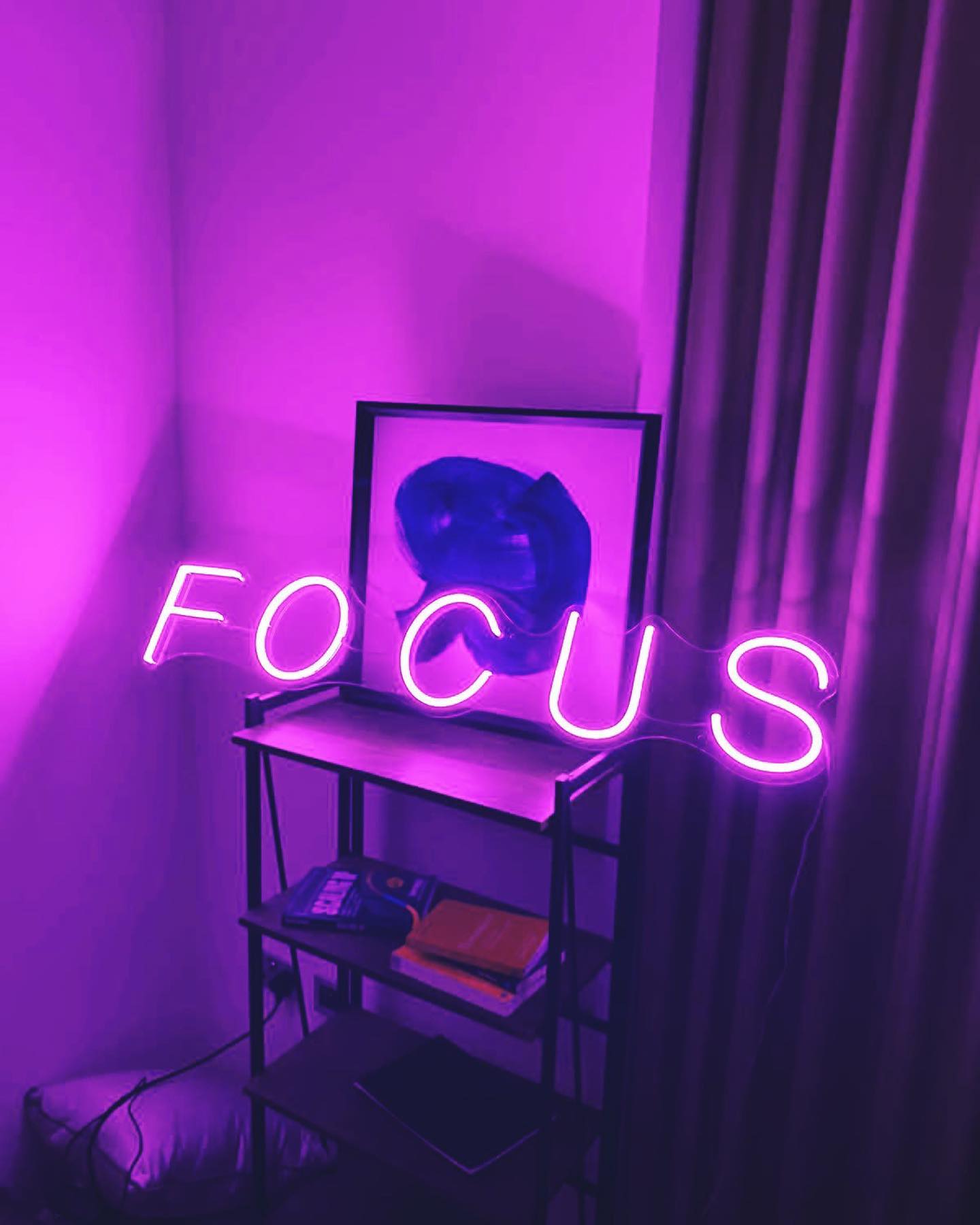 LED neon užrašas "FOCUS"