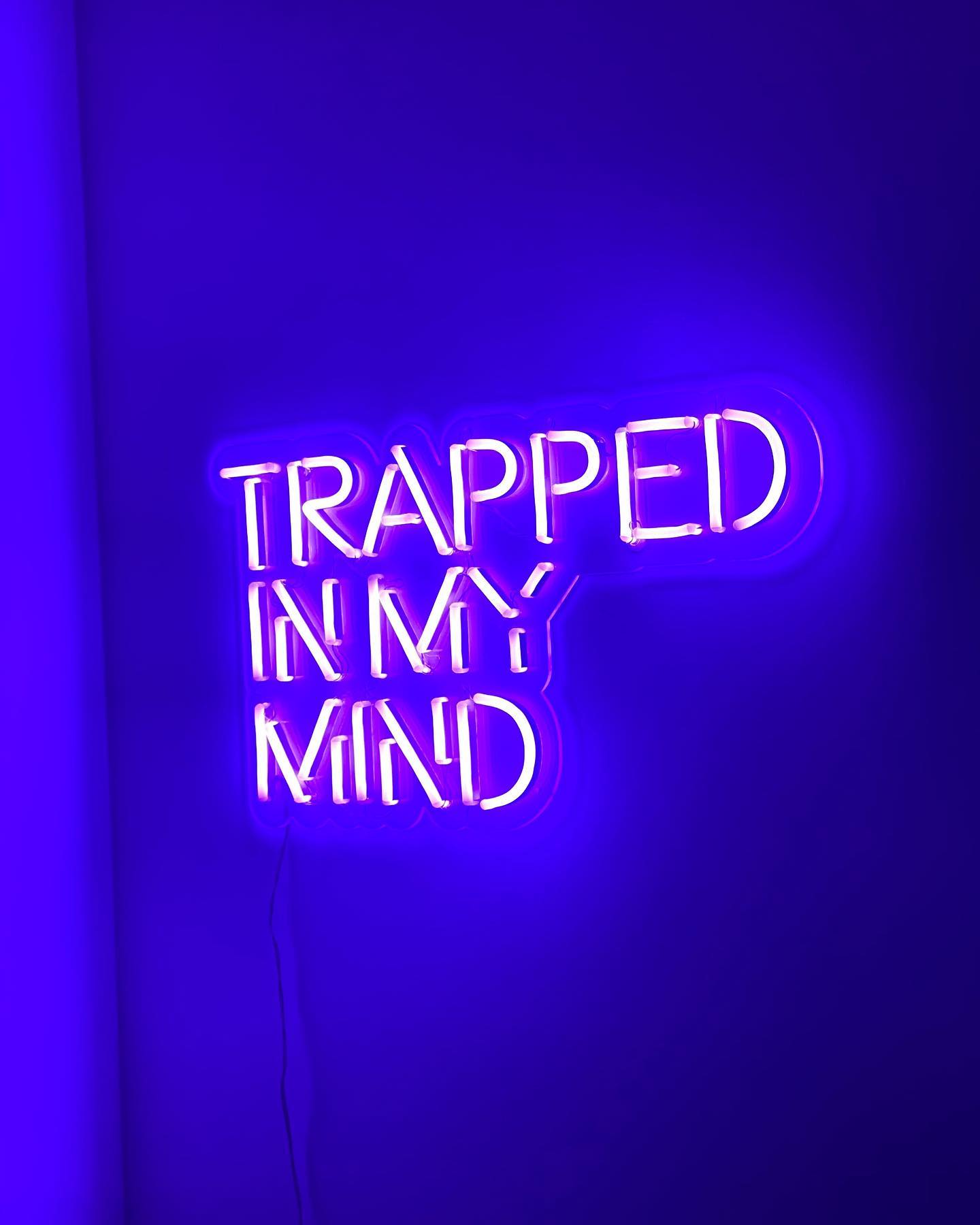 Neon LED užrašas "TRAPPED MIND"