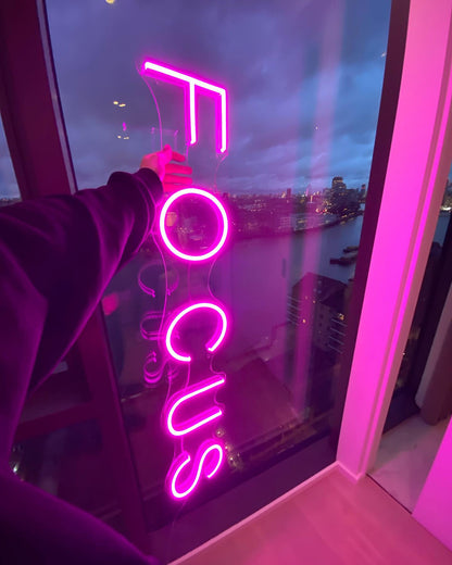 LED neon užrašas "FOCUS"