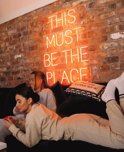 LED NEON užrašas "THIS MUST BE THE PLACE"