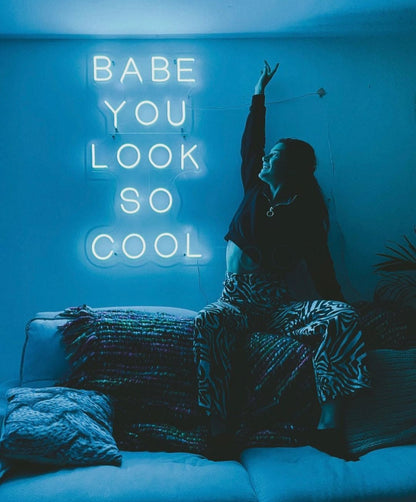 LED neon užrašas "BABE YOU LOOK SO COOL"