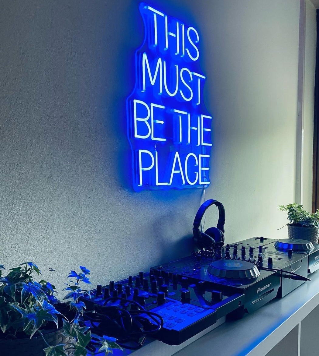 LED NEON užrašas "THIS MUST BE THE PLACE"