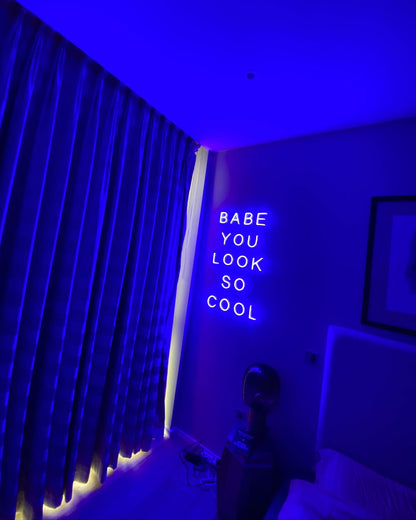 LED neon užrašas "BABE YOU LOOK SO COOL"