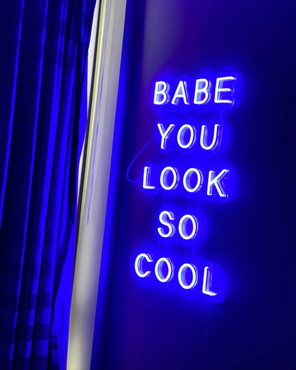 LED neon užrašas "BABE YOU LOOK SO COOL"