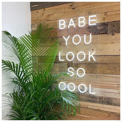 LED neon užrašas "BABE YOU LOOK SO COOL"