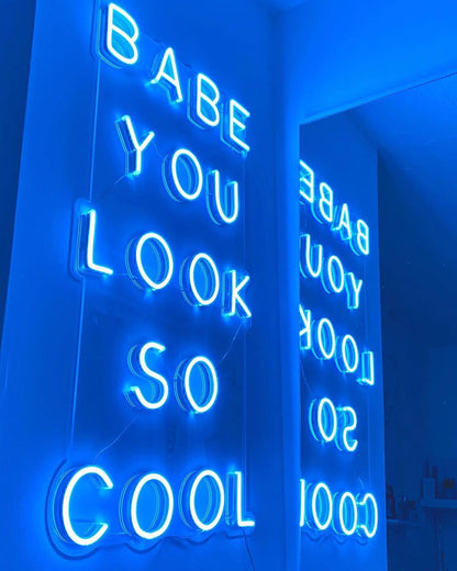 LED neon užrašas "BABE YOU LOOK SO COOL"