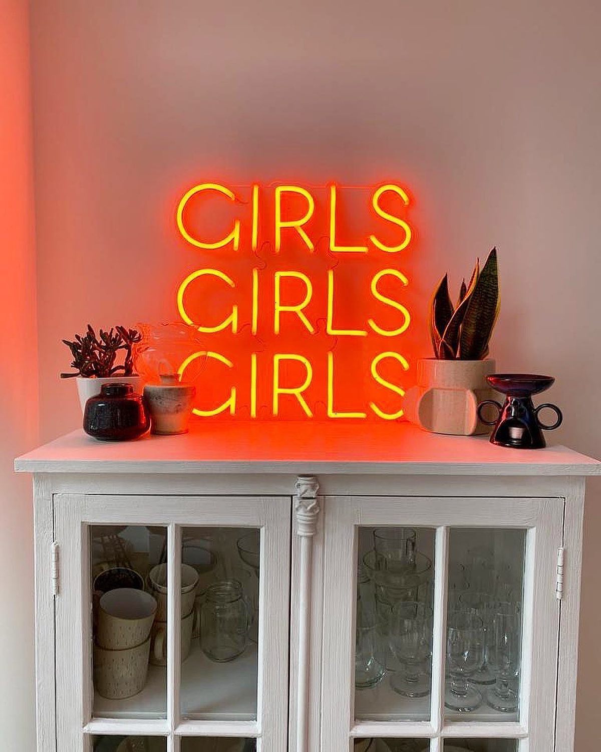 NEON LED užrašas "GIRLS"