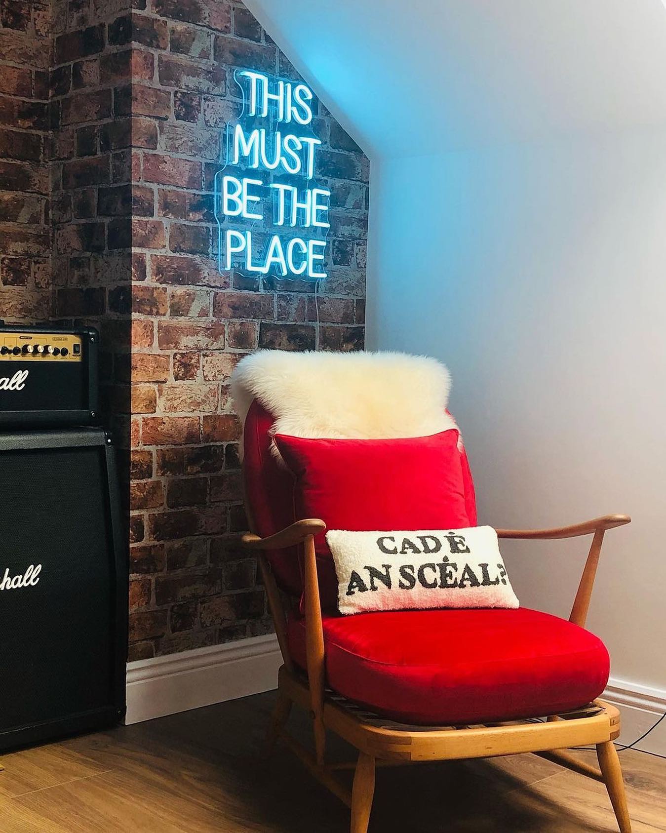 LED NEON užrašas "THIS MUST BE THE PLACE"