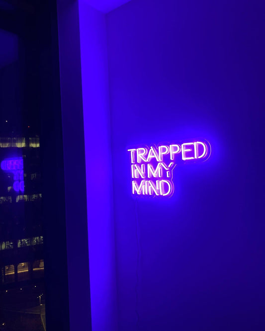 Neon LED užrašas "TRAPPED MIND"